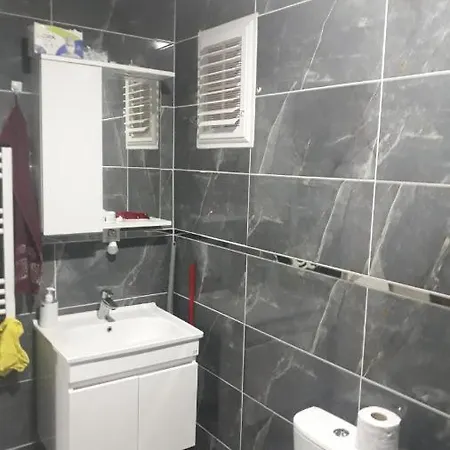 We Live In The Same House :) בית הארחה *